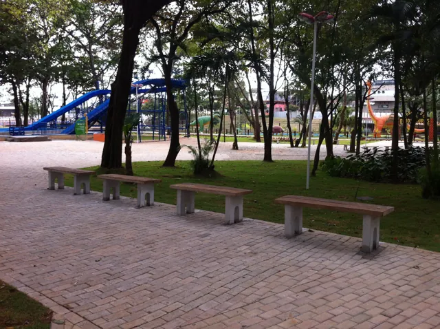 Bancos Madero instalados em praça