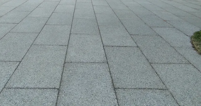 Calçada urbana em placas de Drenatu cinza