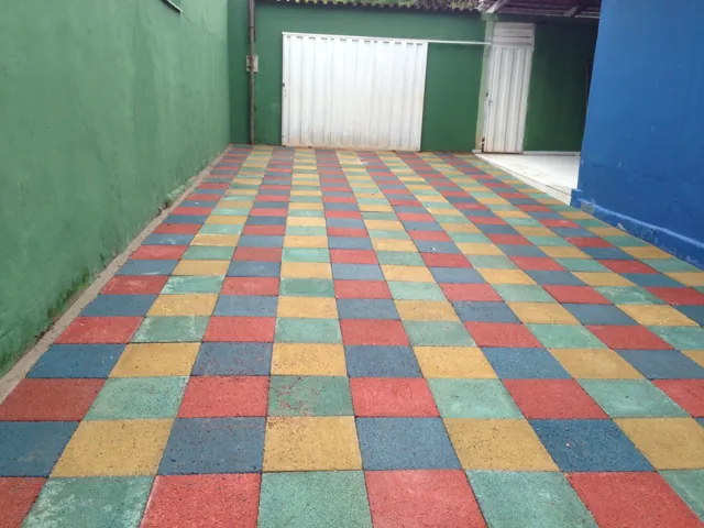 Drenatu colorido em xadrez no pátio de uma escola infantil