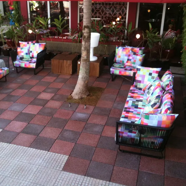 Drenatu em xadrez de tons vermelhos em ambiente da CASACOR