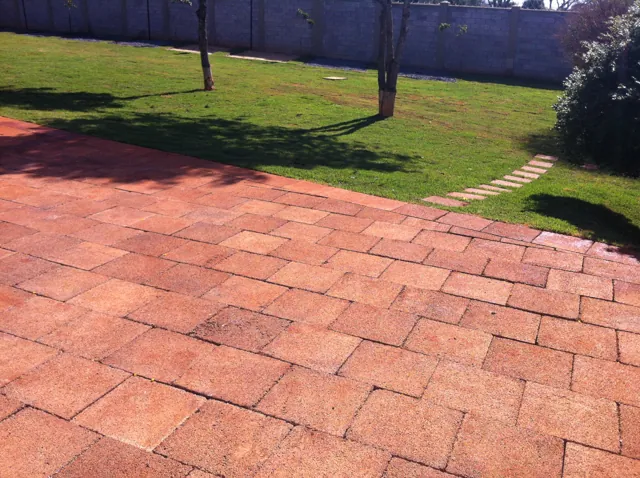 Pátio em Drenatu vermelho junto ao gramado