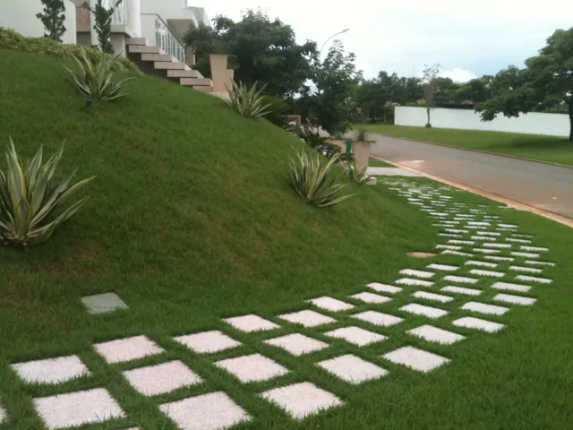 Placas claras de Drenatu em curva na grama, cliente no Jardim Cruzeiro