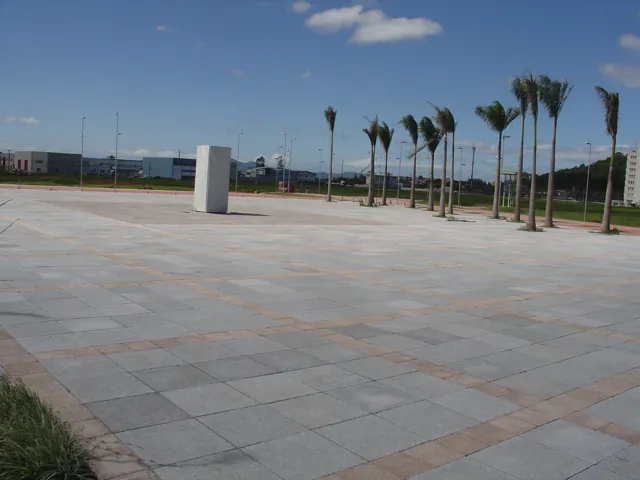 Praça ampla com Drenatu cinza e faixas em tom areia