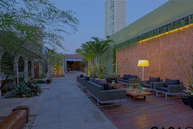 Praça da CASACOR 2014 com Drenatu e lounge ao entardecer