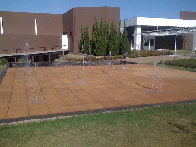 Praça seca com jatos d'água sobre piso Drenatu
