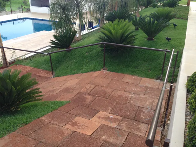 Rampa com corrimão em Drenatu junto à piscina