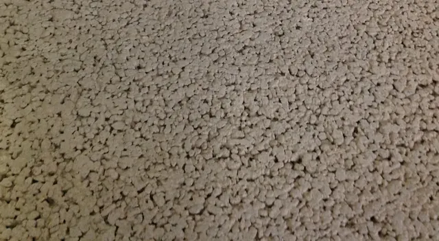 Textura porosa do Drenatu, que deixa a água passar