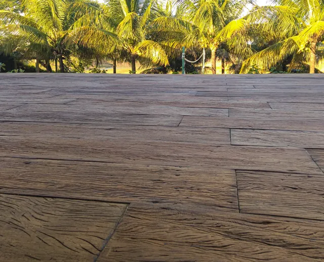 Deck Madero ao nível do piso com coqueiros ao fundo