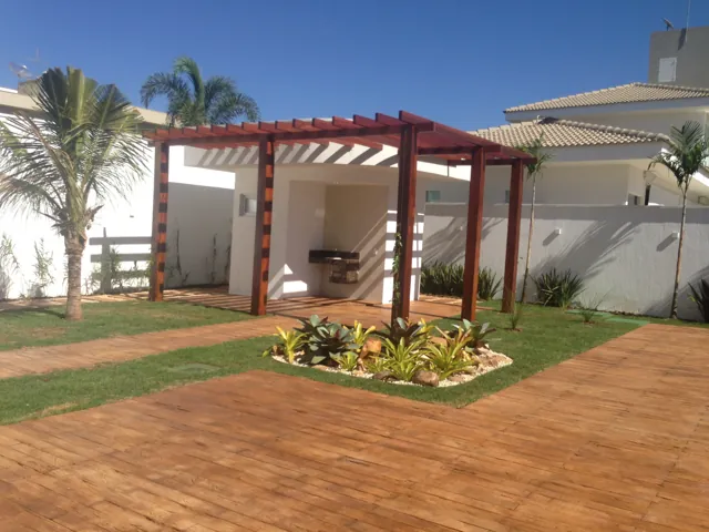 Deck Madero com pergolado e jardim