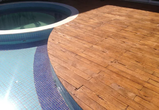 Deck Madero contornando piscina curva