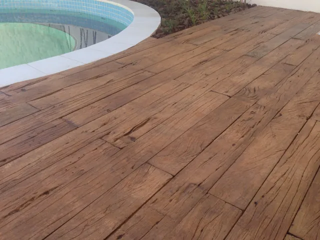 Deck Madero em volta de piscina redonda