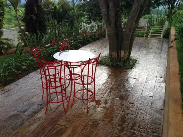 Deck Madero sob árvore com mesa de jardim