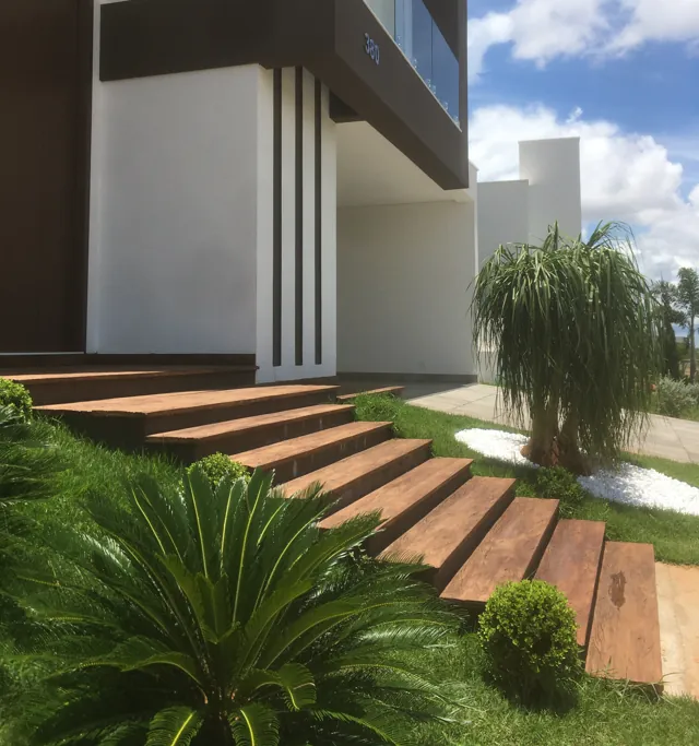 Escada de jardim Madero na entrada da casa