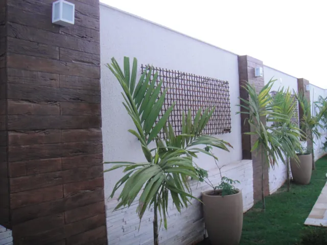 Muro com pilares revestidos em Madero