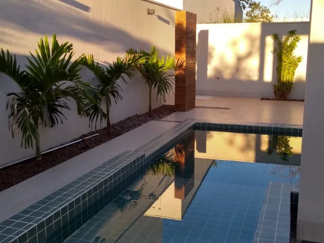 Pilar revestido em Madero junto à piscina