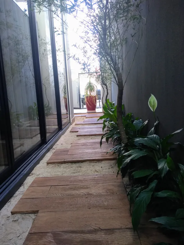 Pisantes Madero em corredor lateral com jardim