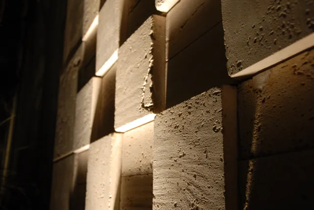 Cubos em relevo sob luz rasante