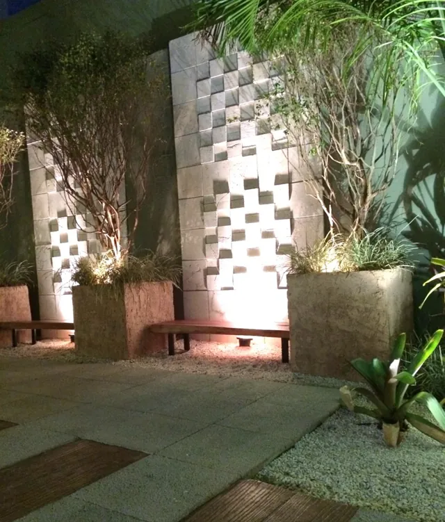 Mozaico iluminado em jardim noturno na CASACOR