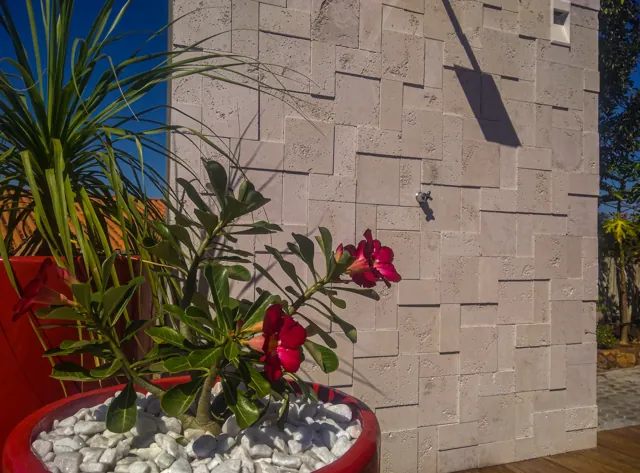 Parede de ducha externa em Mozaico claro