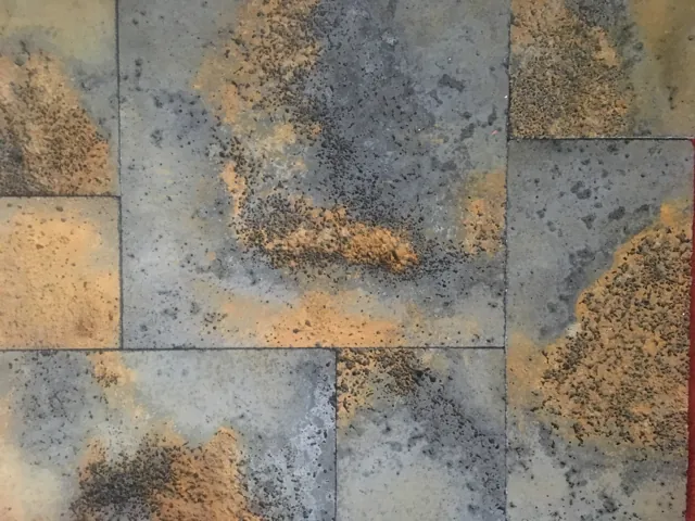 Concreto oxidado em tons de ferrugem e ardósia