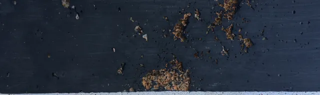 Faixa de concreto oxidado em base escura
