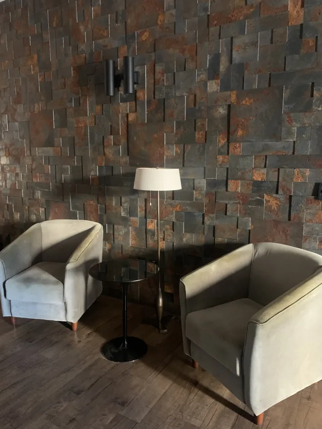Oxinatu com poltronas claras e arandela