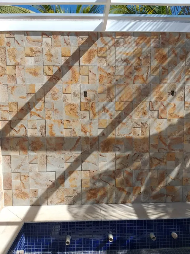 Oxinatu Grizzio em parede de piscina
