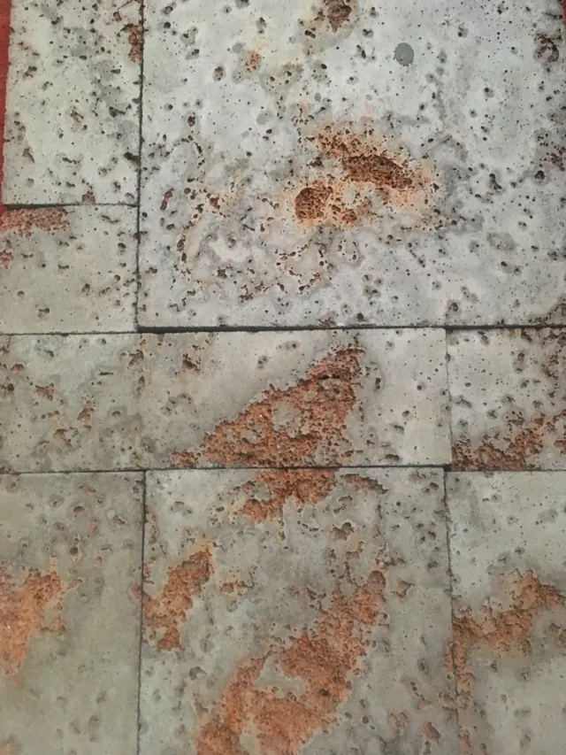 Superfície oxidada com poros de pedra