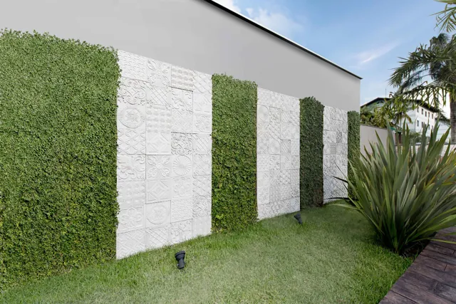 Placas 3D brancas entre jardins verticais