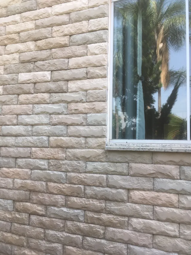 Fachada em Stone com janela