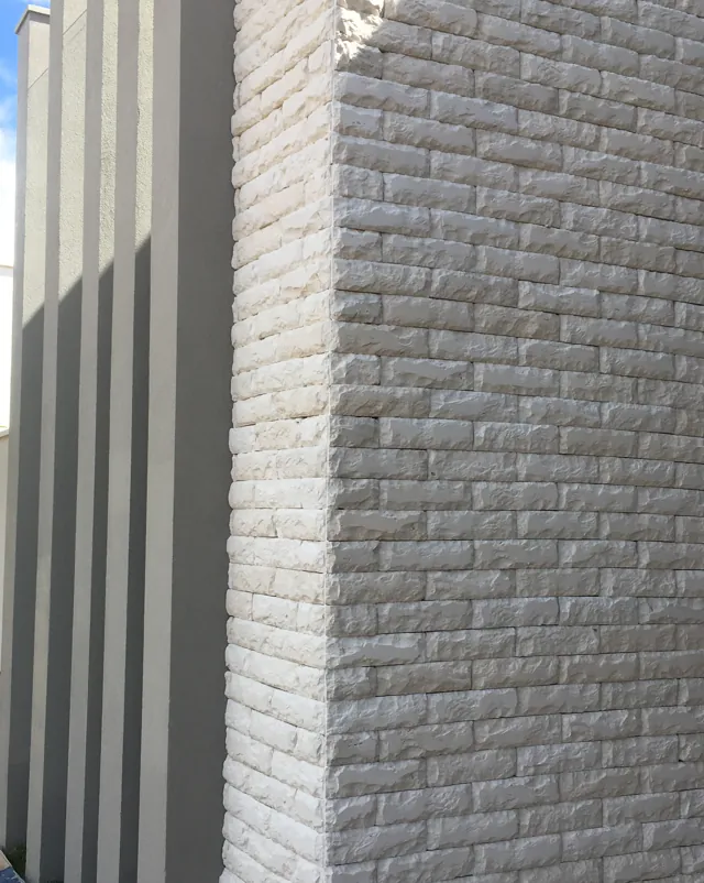 Quina em Stone branco ao lado de pilares